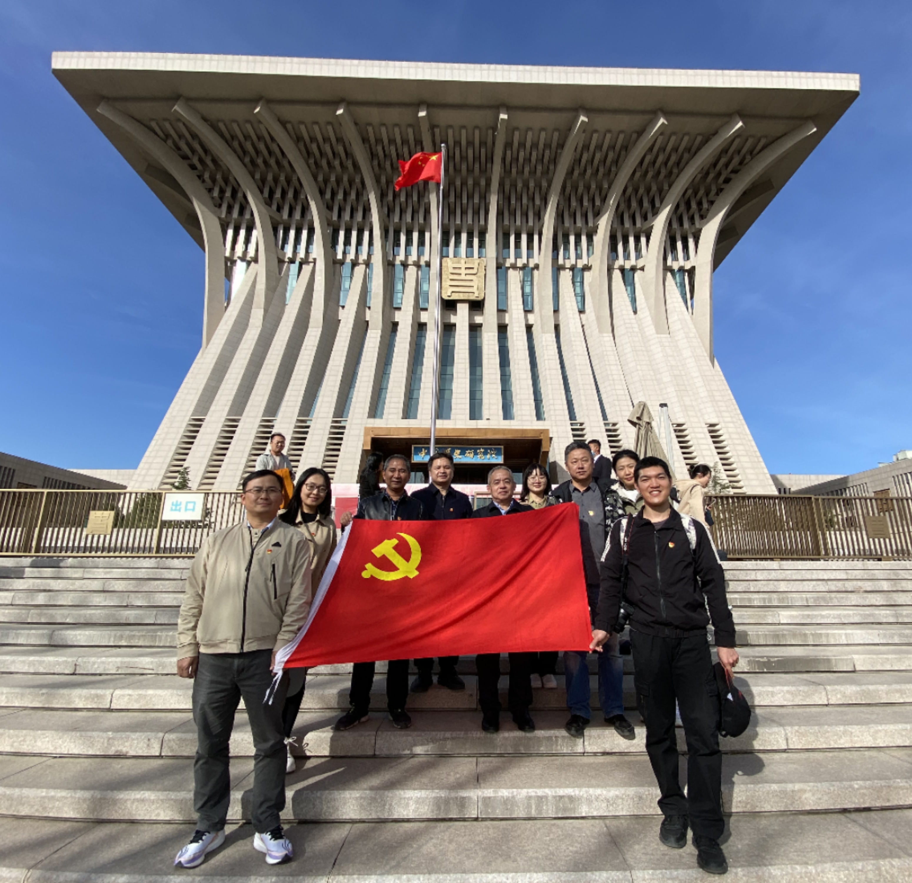 以史為鑒強(qiáng)黨性，領(lǐng)悟初心共前行