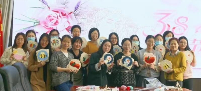 穿梭于方寸之間，感受傳統(tǒng)與現(xiàn)代的交融 ——農(nóng)墾中心舉辦“巧手展風(fēng)采，綻放‘她力量’”活動慶?！叭恕眿D女節(jié)